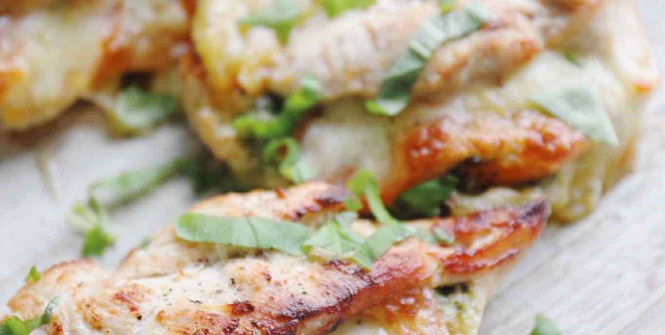 Fyldt kyllingebryst med pesto, tomat og mozzarella