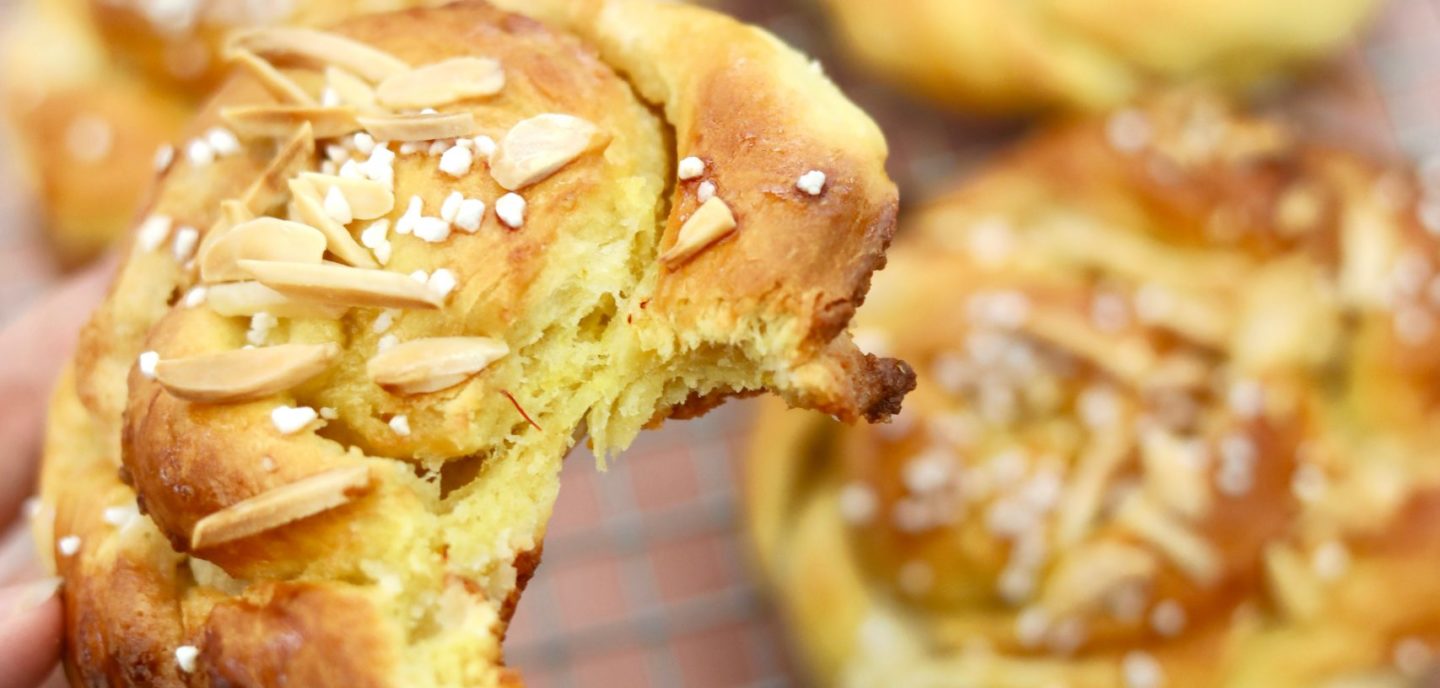 Safransnurrer med marcipanfyld