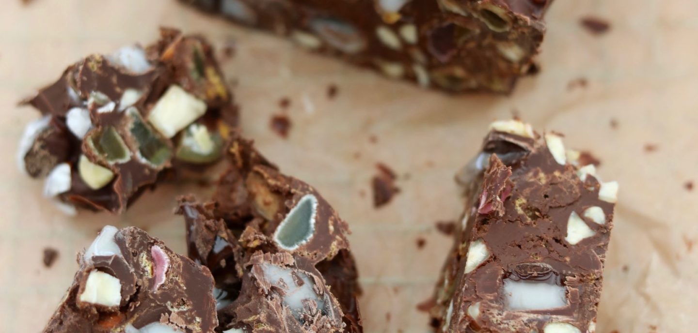 Rocky Road med vingummier, mint og mandler