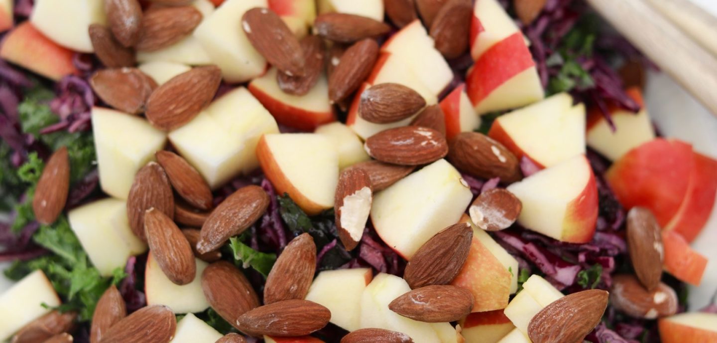 Rødkålssalat med saltmandler og æbler