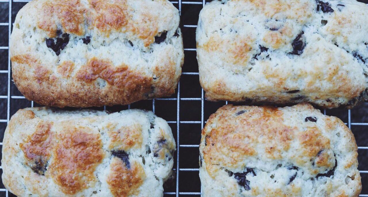 Scones med mørk chokolade