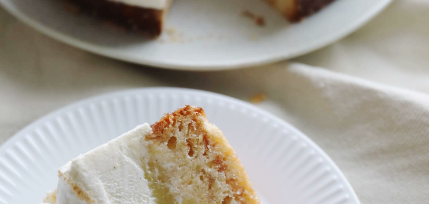 Æblekage med makronbund og vaniljemousse