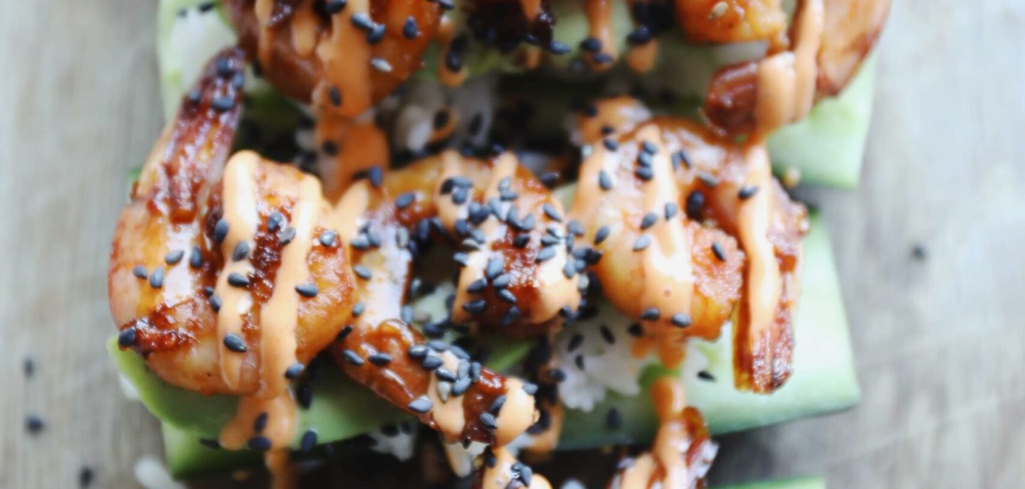 Agurkebåde med ris og rejer