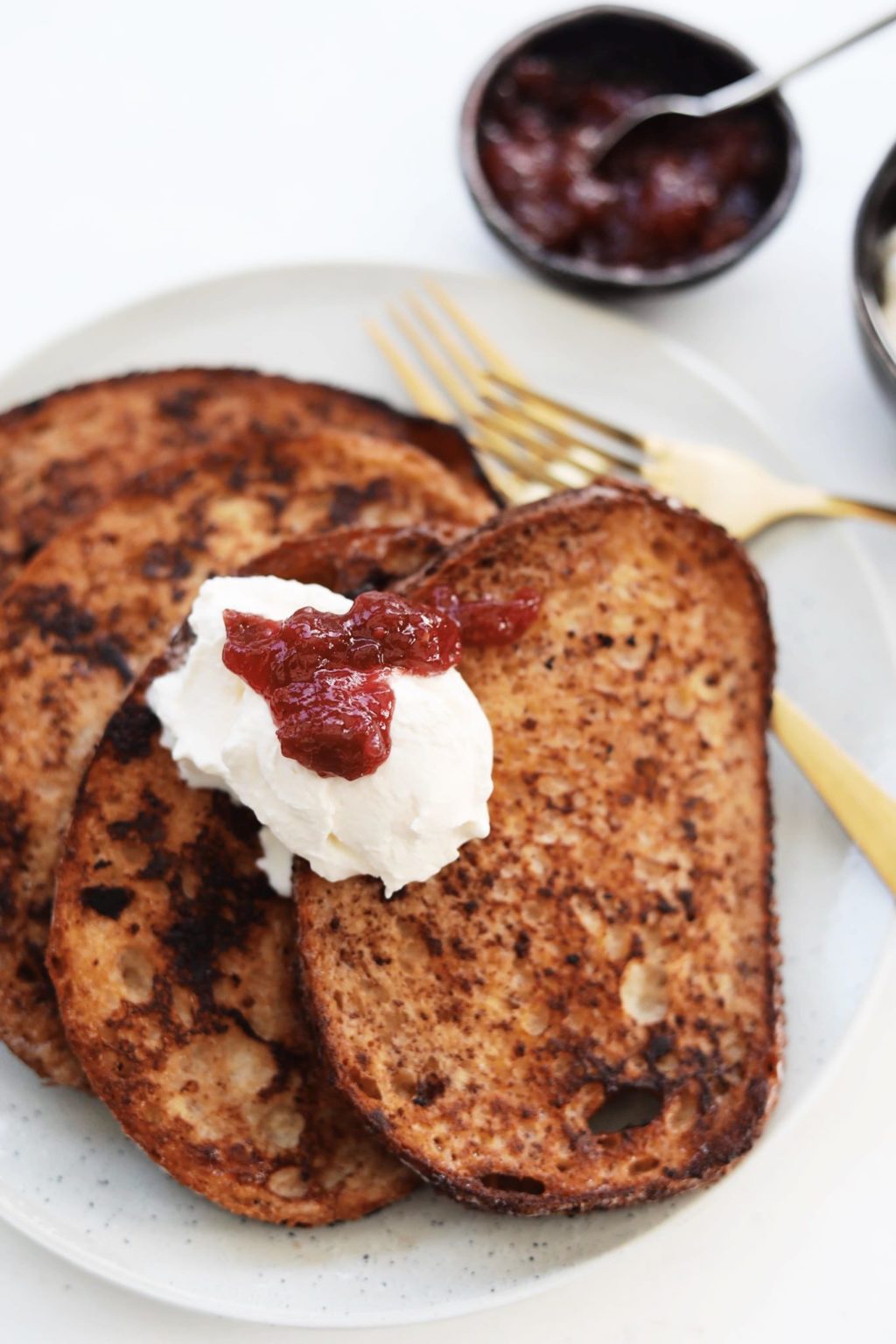 Nem opskrift på gammeldags æblekage med rasp og flødeskum