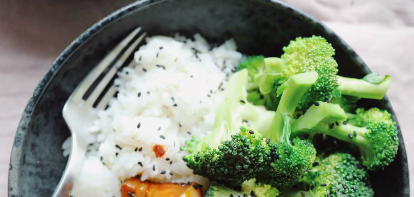 Asiatisk svinekød med ris og broccoli