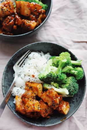 Asiatisk svinekød med ris og broccoli