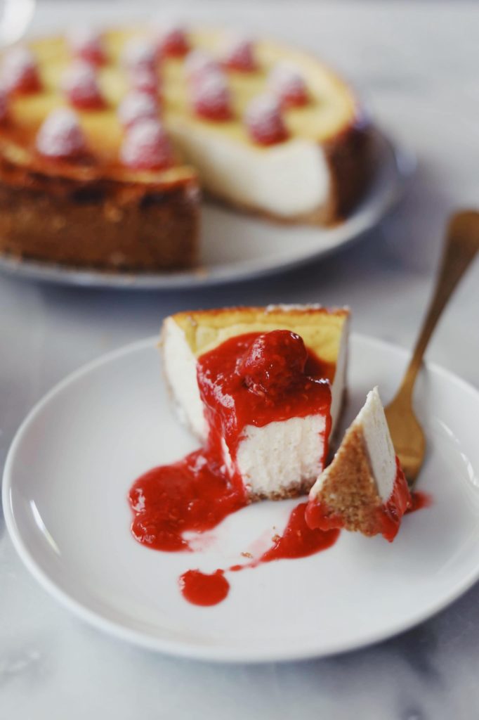 Bagt cheesecake med kærnemælk og hindbærsauce