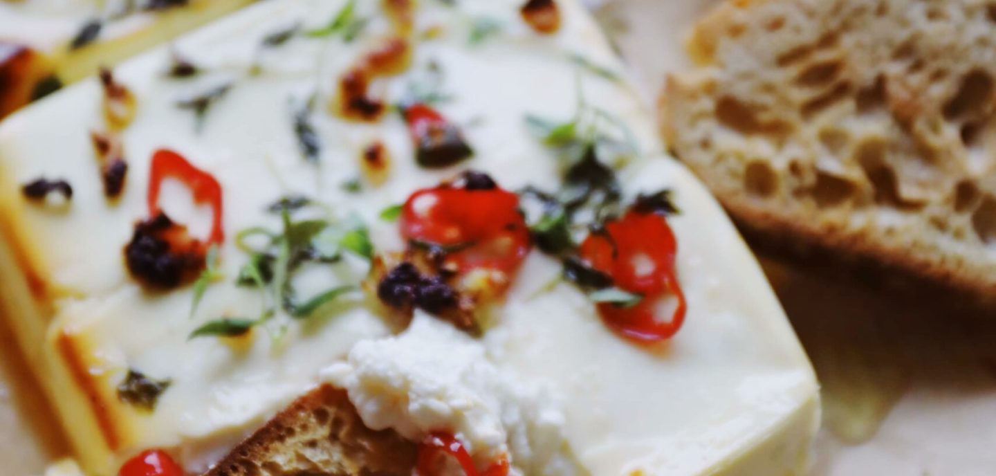 Bagt feta med chili og honning