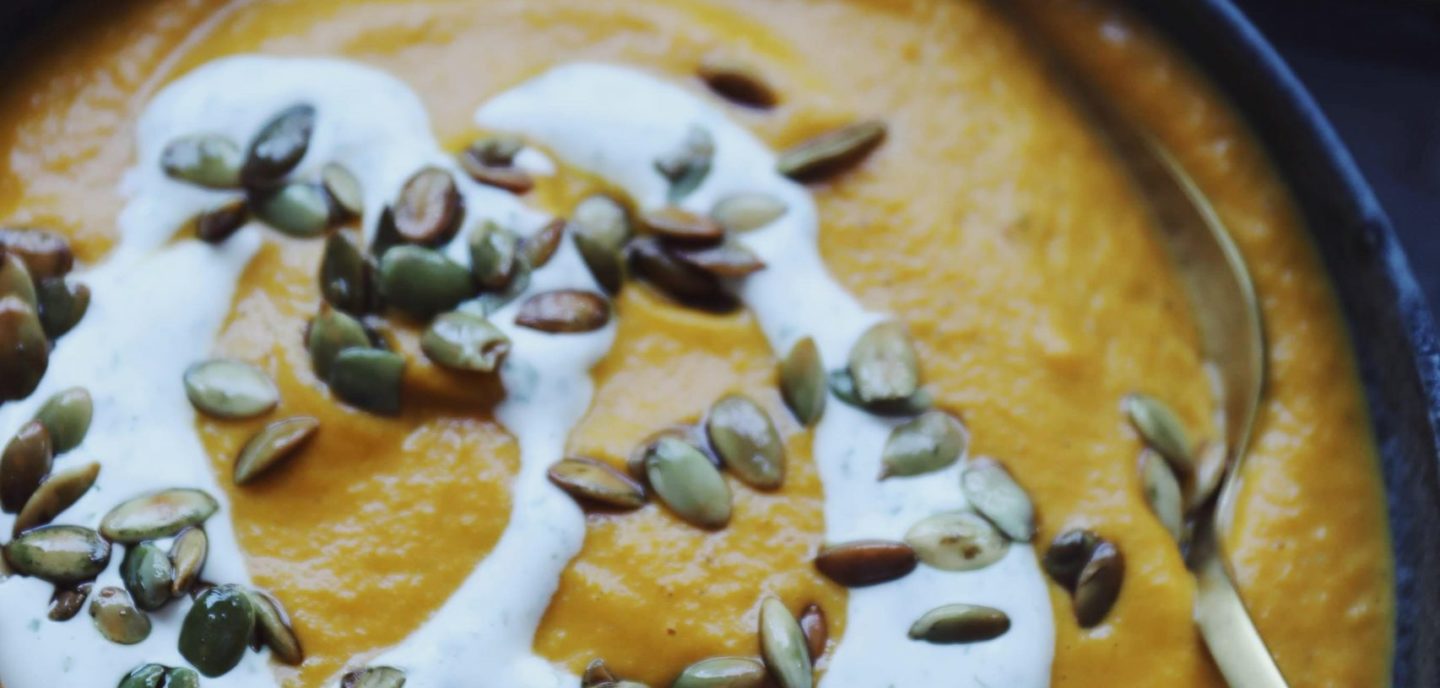 Bagt græskarsuppe med urtecreme