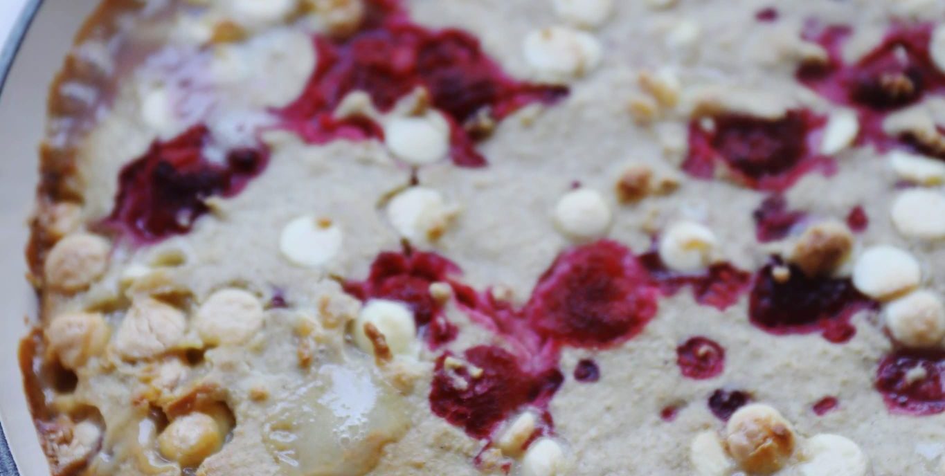 Bagt havregrød med hindbær og hvid chokolade