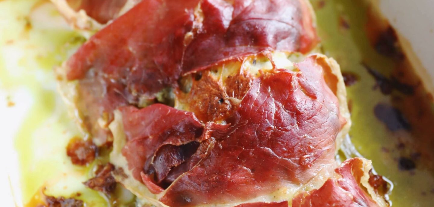 Bagt kylling med pesto og parmaskinke