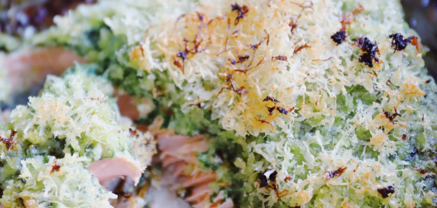 Bagt laks med basilikumsmør og parmesan