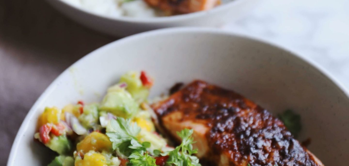 Bagt laks med mangosalsa og ris