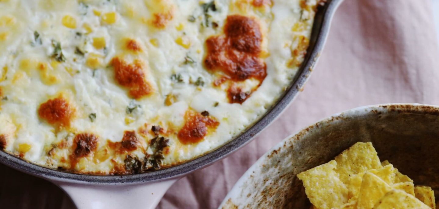 Bagt ostedip med majs