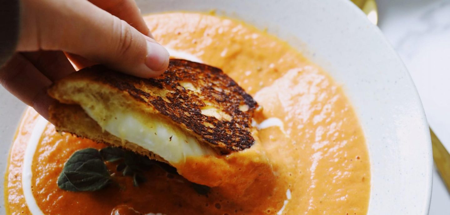 Bagt tomatsuppe med grilled cheese sandwich