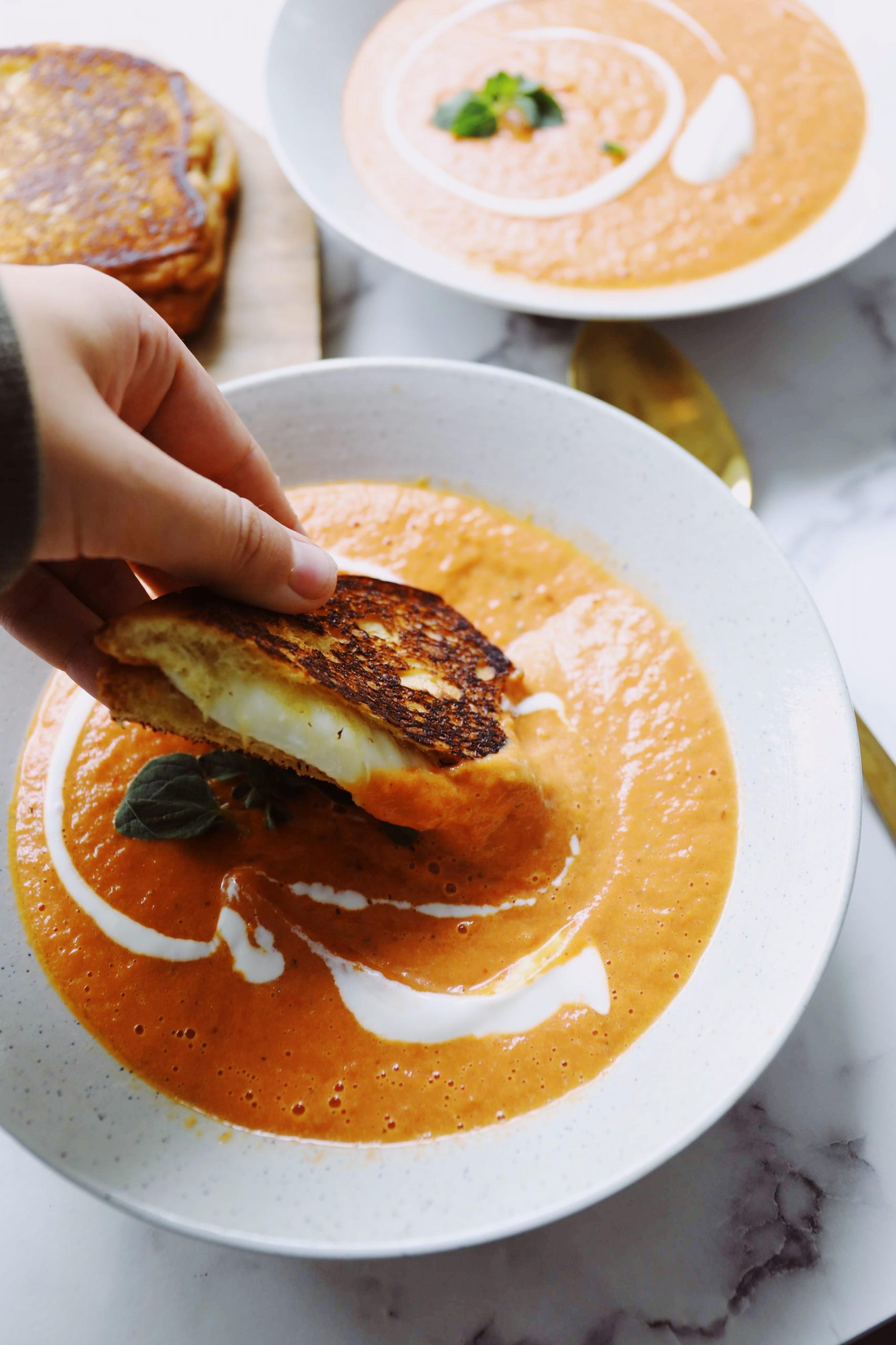 Bagt tomatsuppe med grilled cheese sandwich