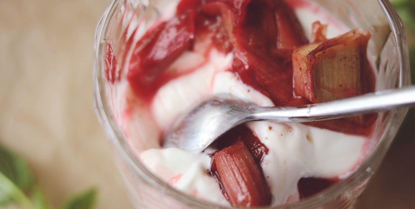 Bagte rabarber med yoghurtcreme