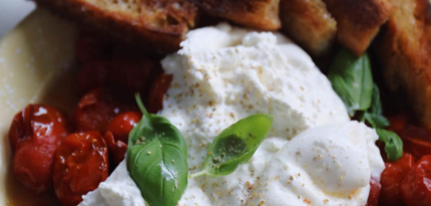 Bagte tomater med burrata og sprøde brødsticks
