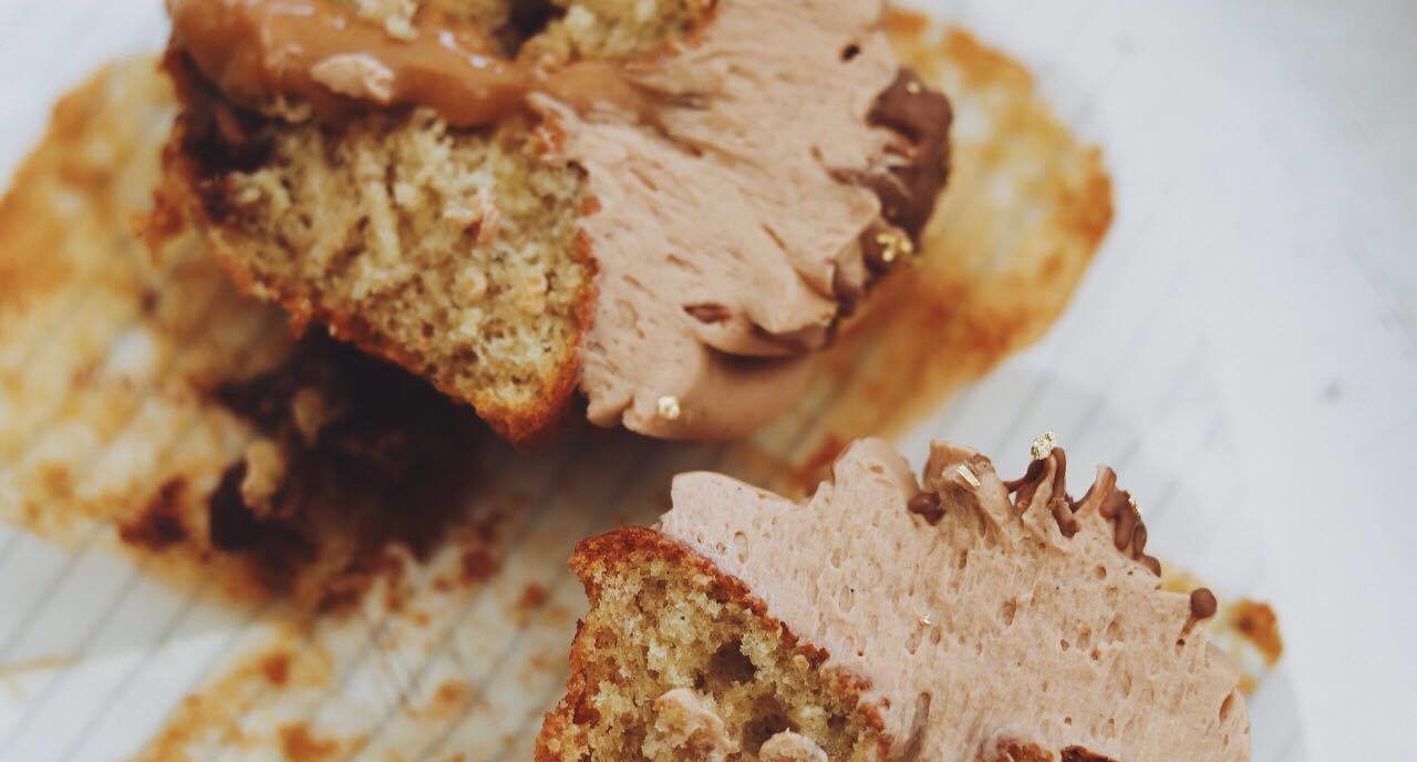 Banan cupcakes med karamel og mælkechokolade