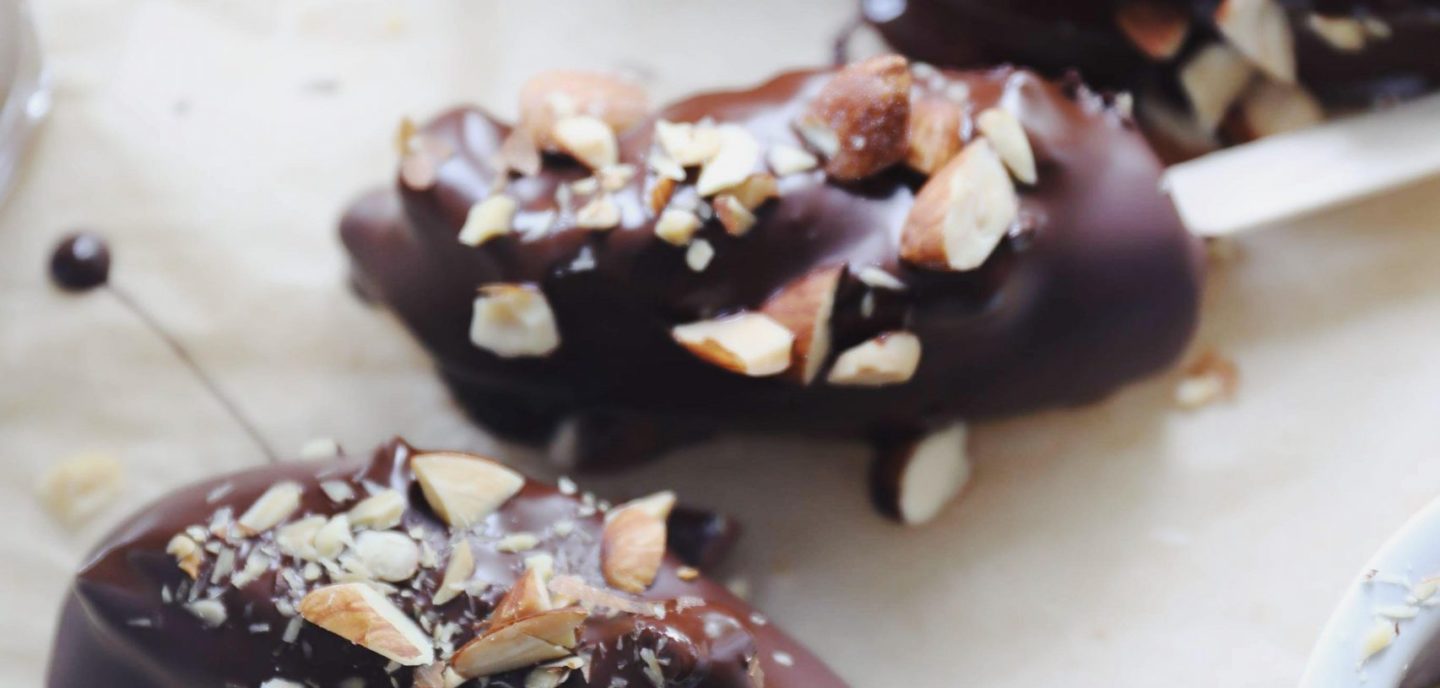 Bananispinde med dadelkaramel