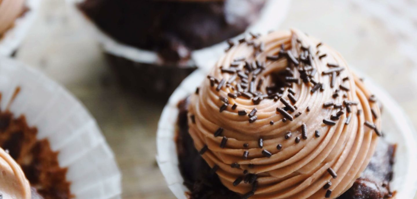 Bananmuffins med chokolade og karamelliseret smørcreme