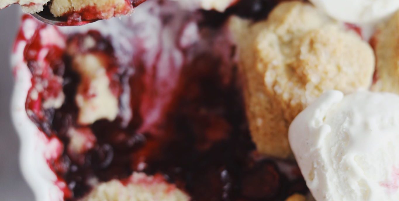 Berry cobbler (crumble af mørdej med bær)