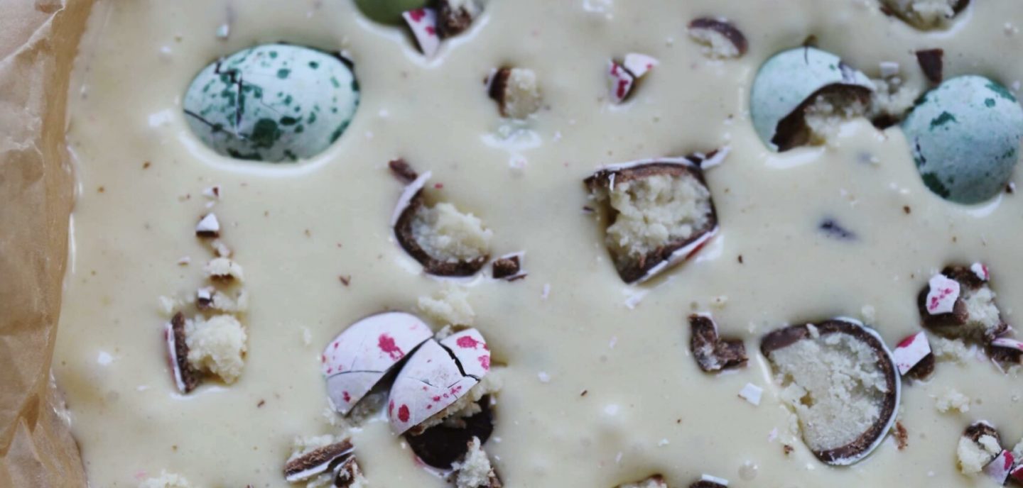 Blondie med påskeæg