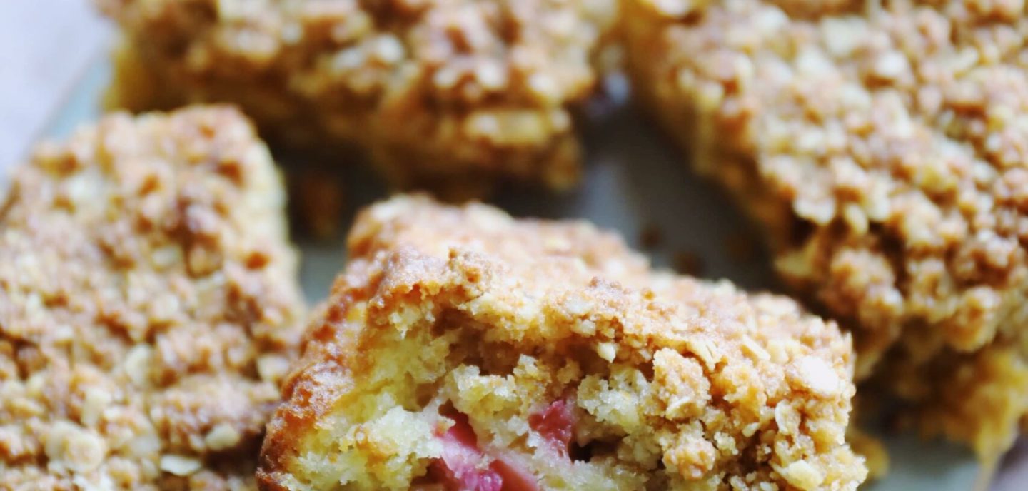 Blondie med rabarber og crumble