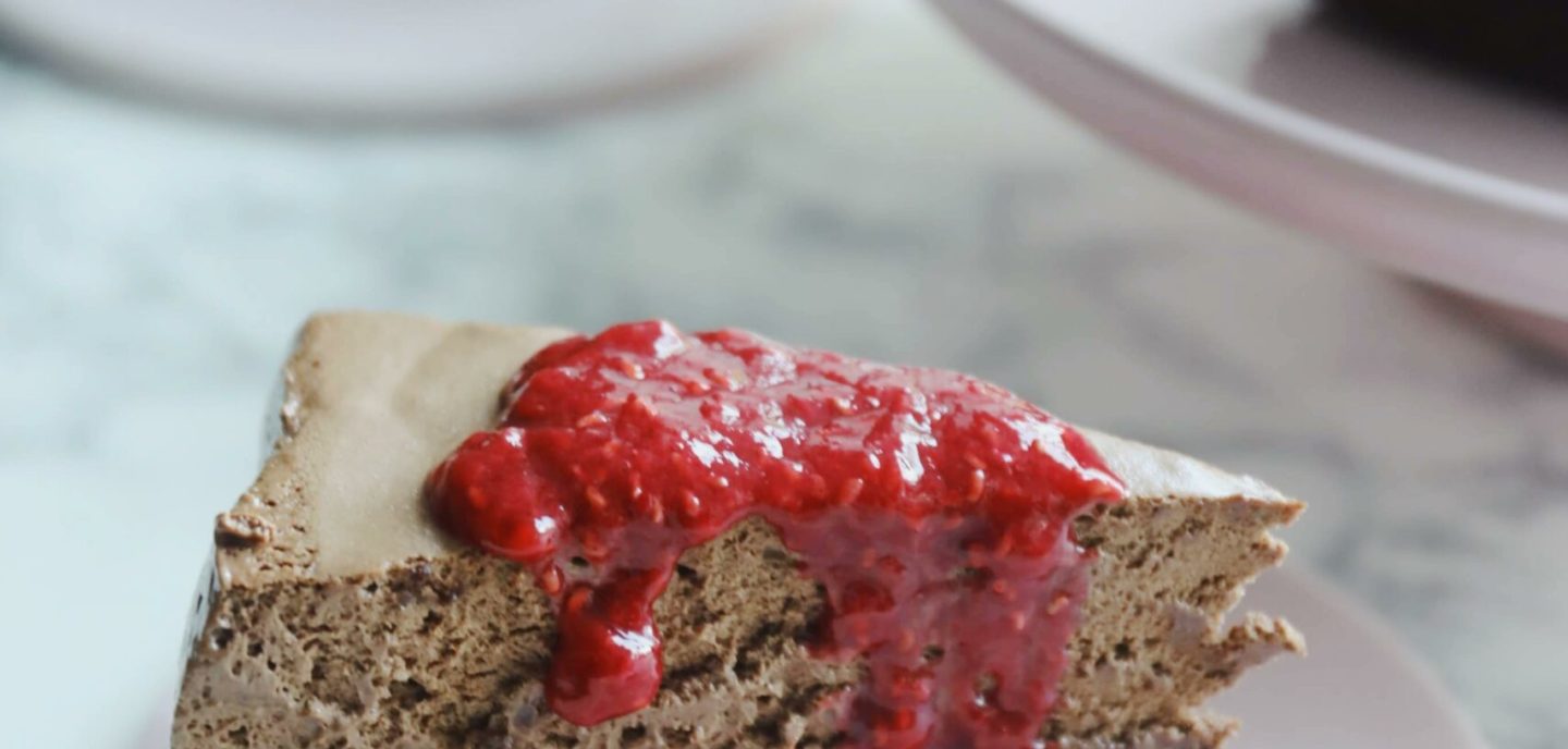 Brownie med chokolademousse og hindbær