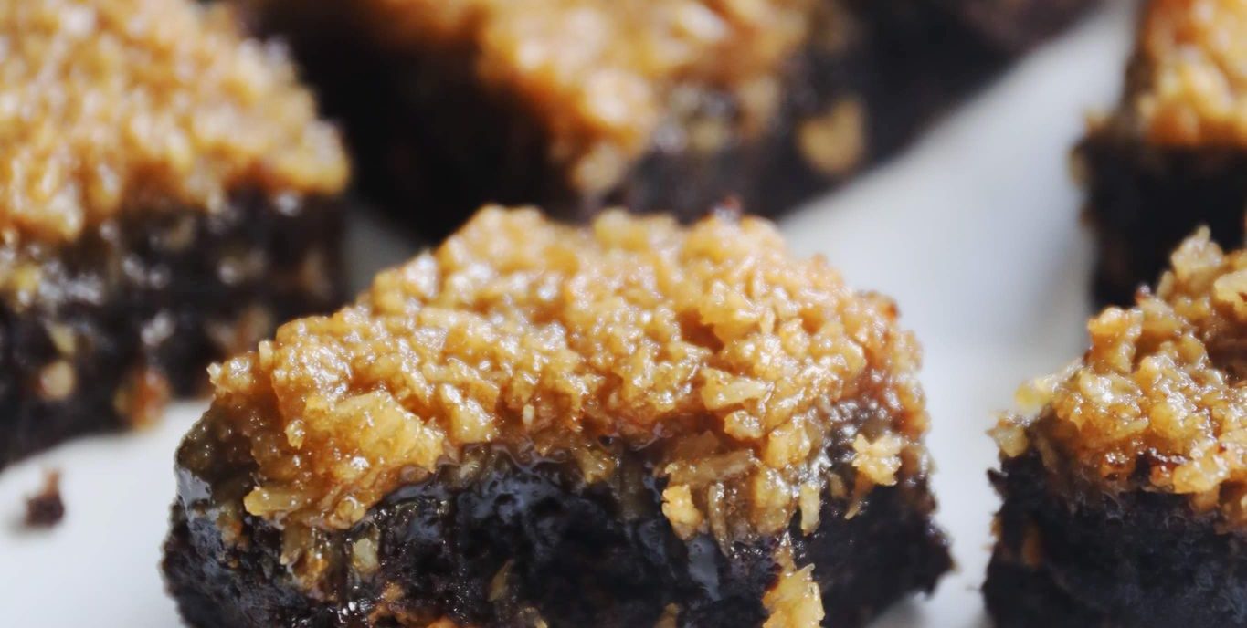 Brownie med peanutbutter og kokostopping