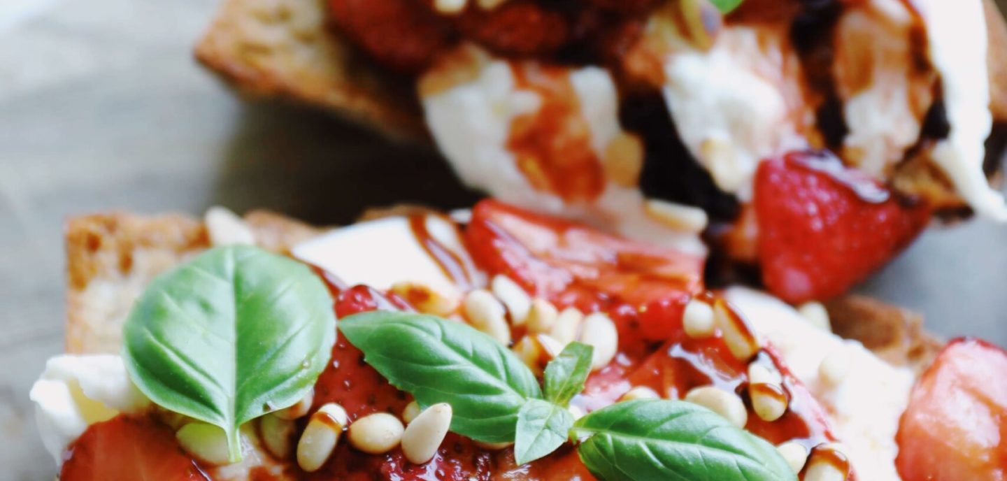 Bruschetta med bagte jordbær