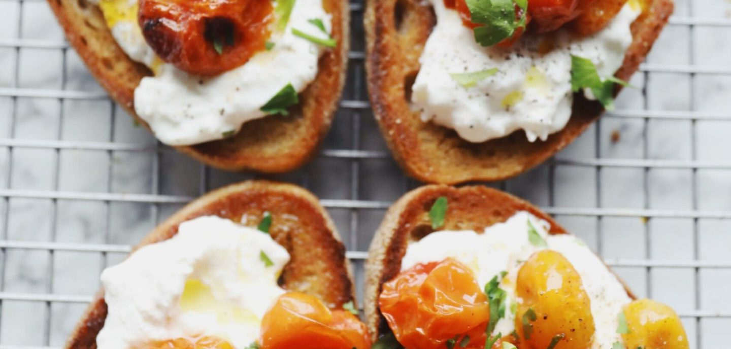 Bruschetta med burrata og bagte tomater