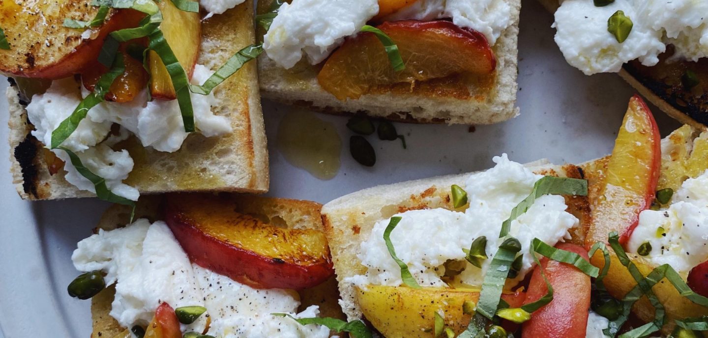 Bruschetta med fersken og mozzarella