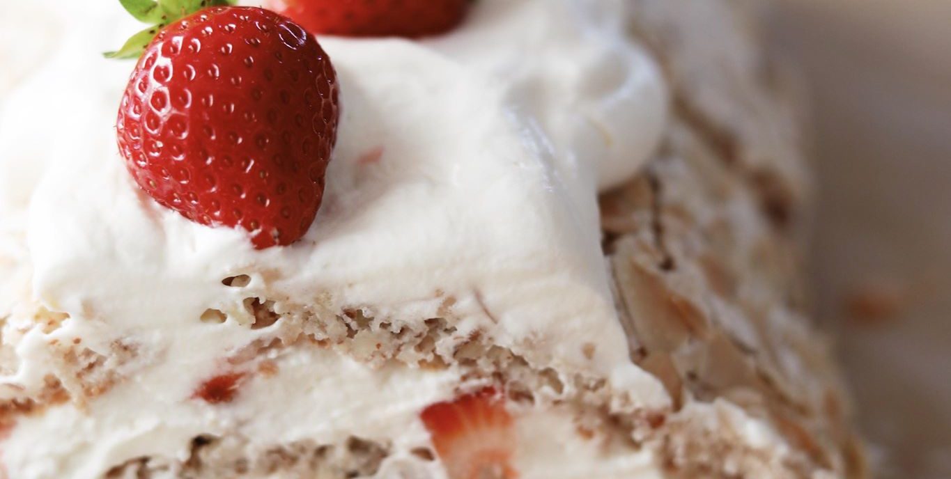 Budapestrulle med jordbær og flødeskum