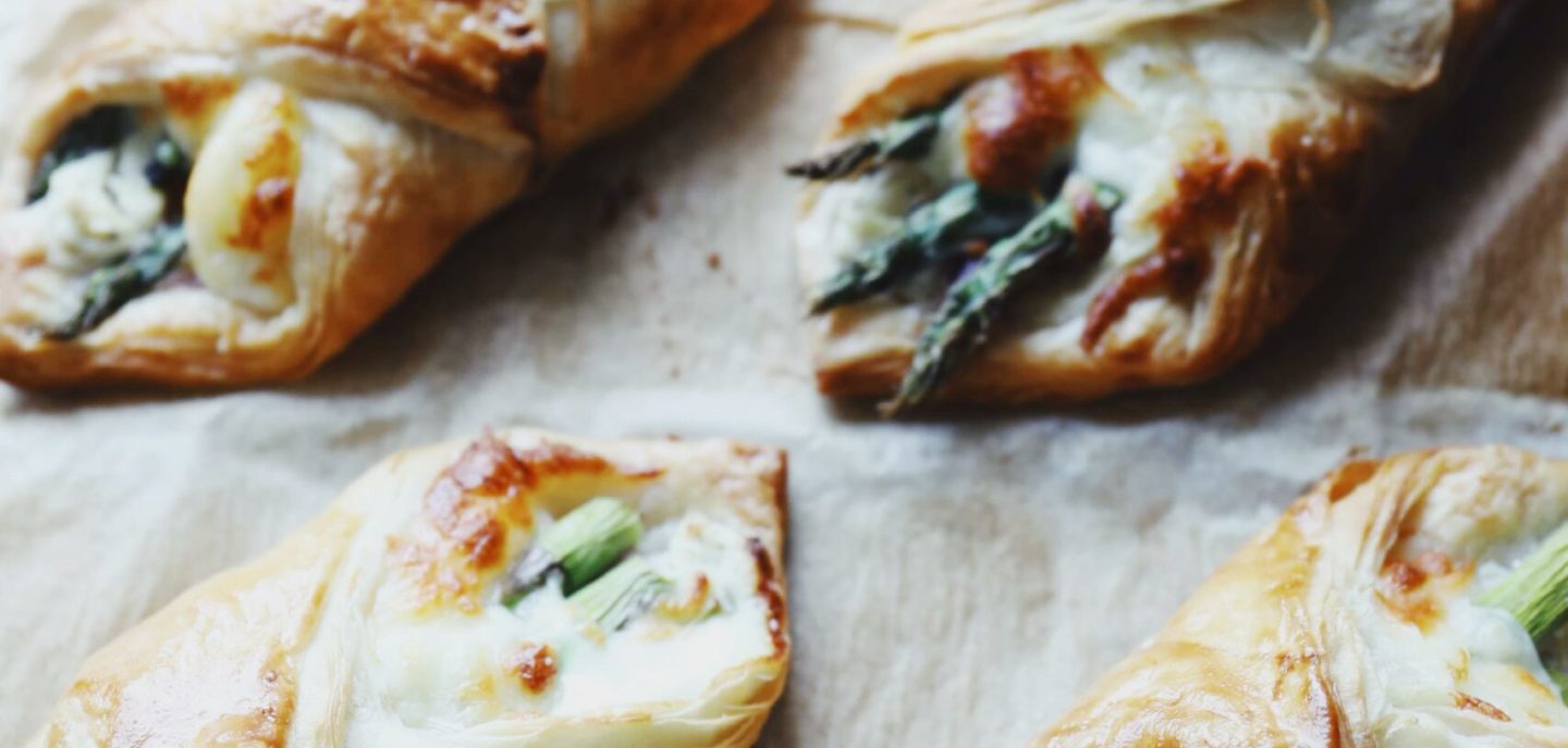 Butterdej med parmaskinke og asparges