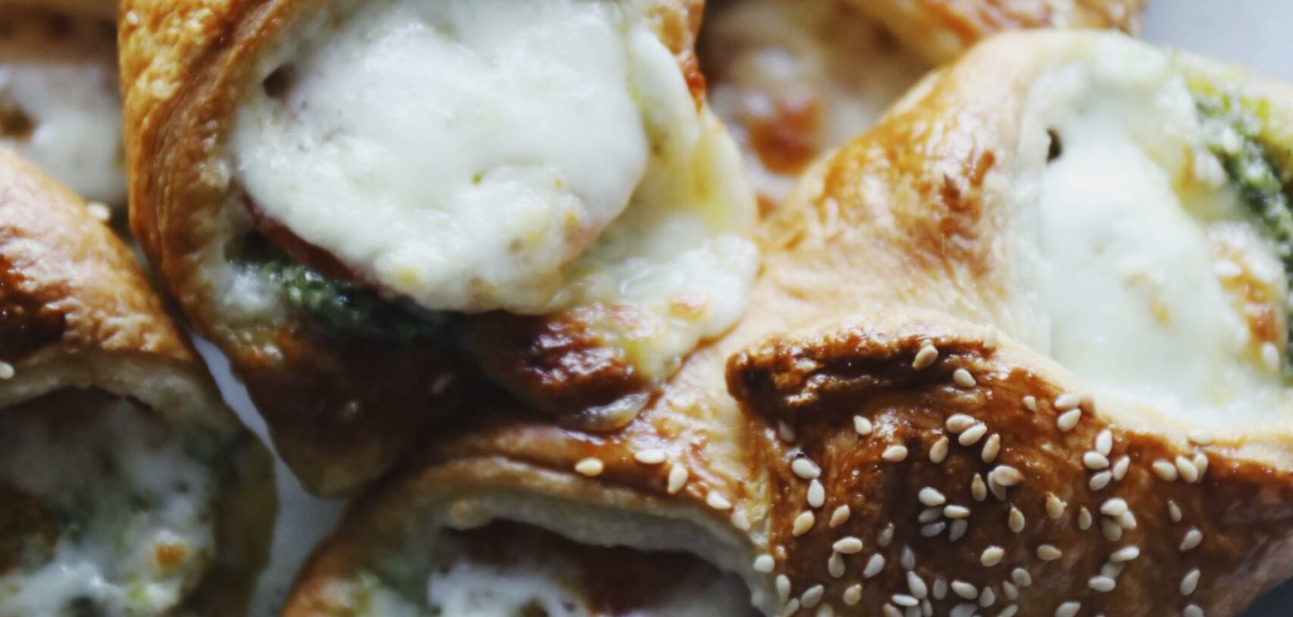 Butterdej med pesto, tomat og mozzarella