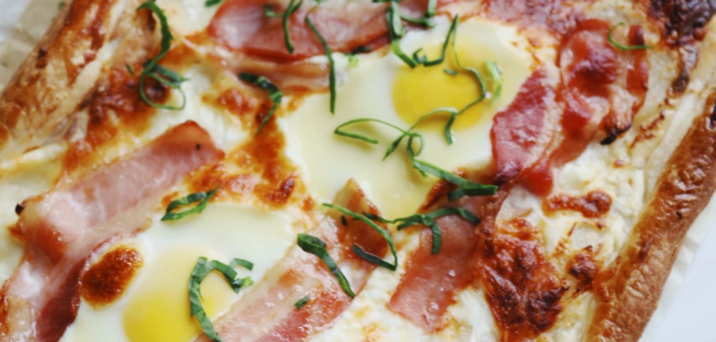 Butterdejstærte med æg og bacon