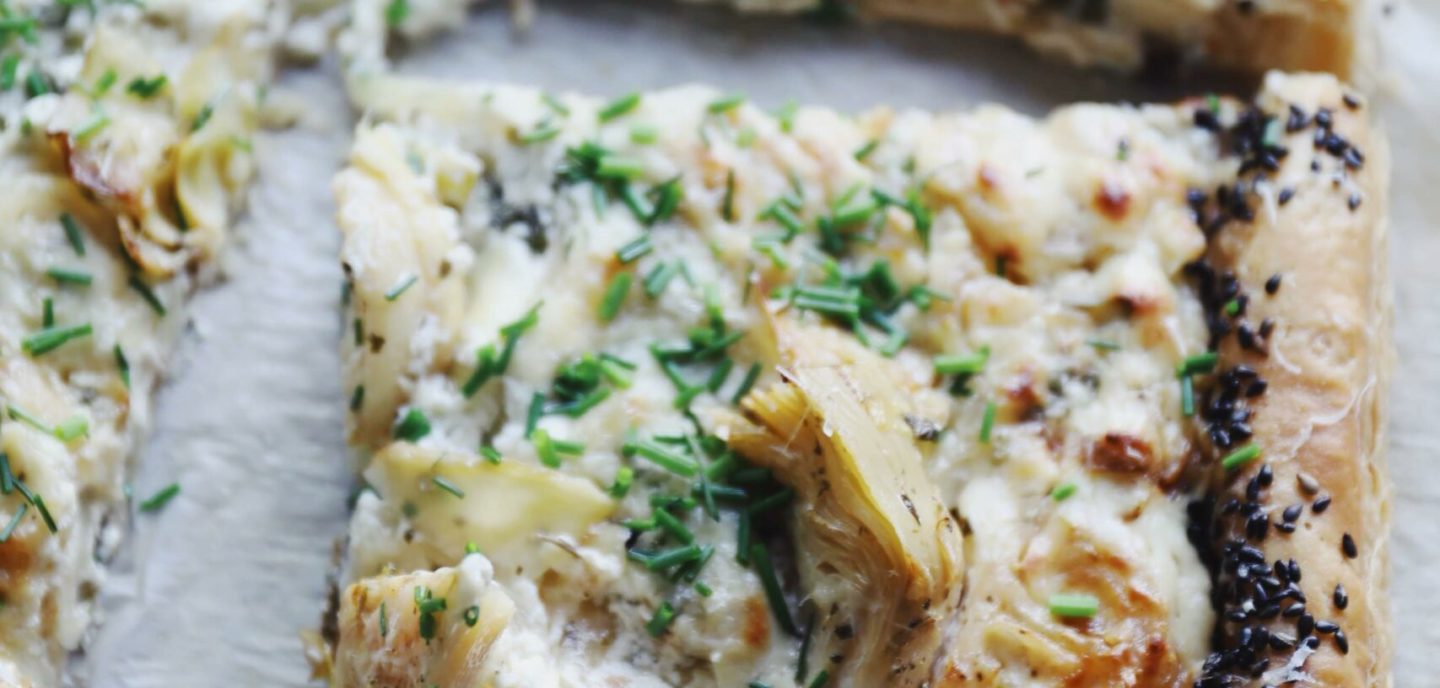 Butterdejstærte med løg og artiskok