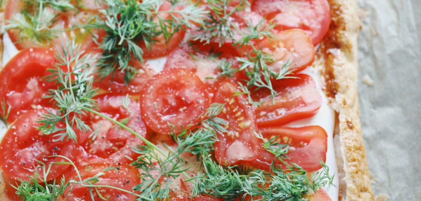 Butterdejstærte med tomat og feta