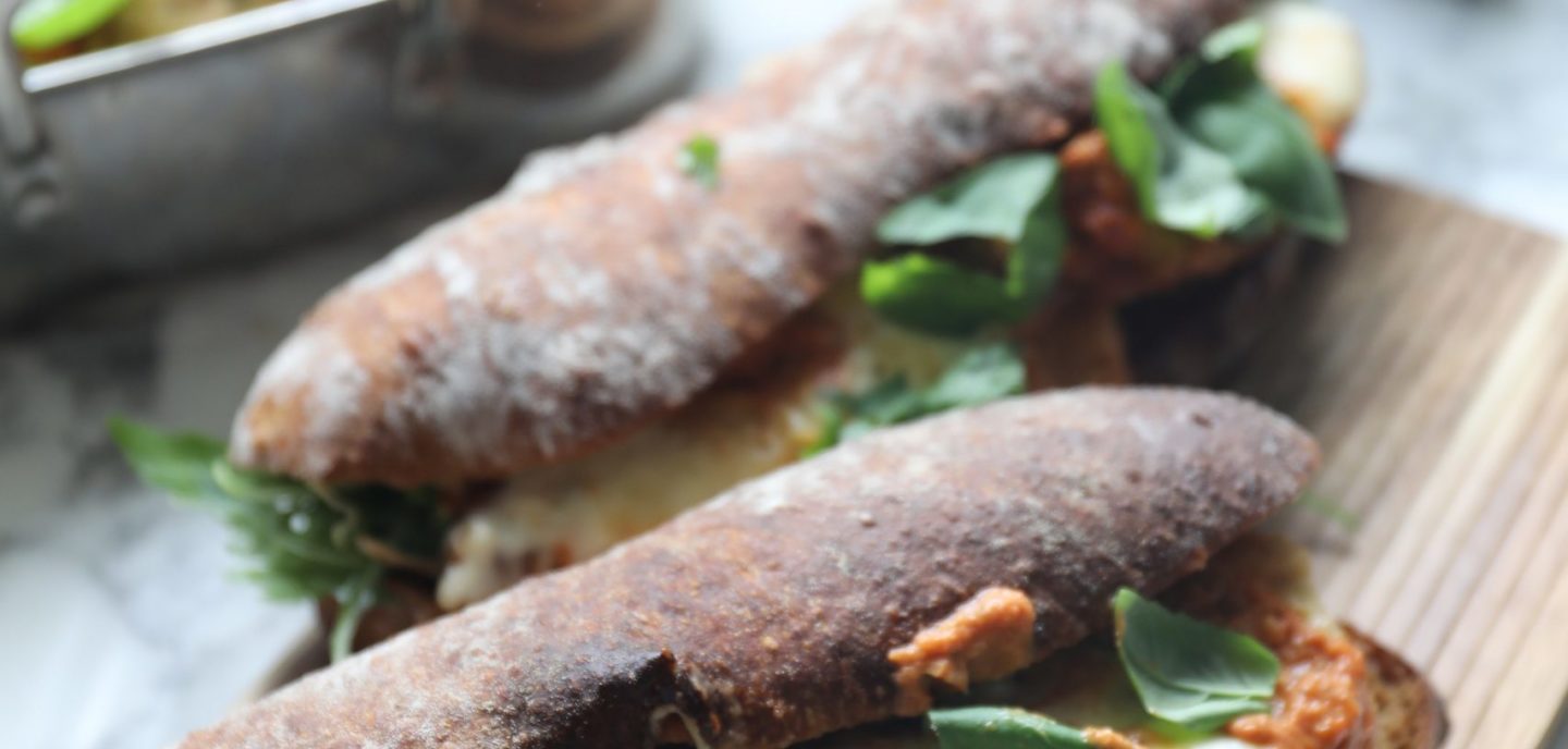 Chicken parm sandwich med hjemmebagte sandwichbrød