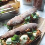 Chicken parm sandwich med hjemmebagte sandwichbrød