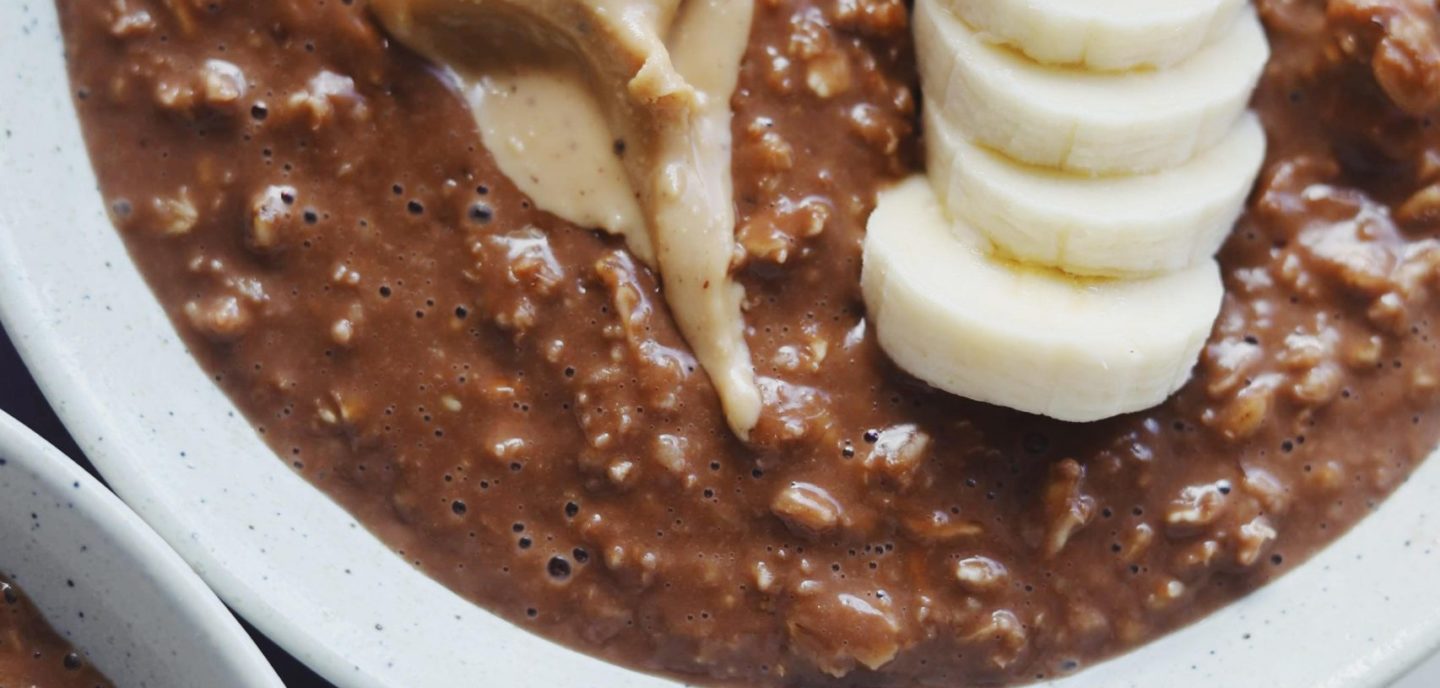 Chokoladehavregrød med banan og peanutbutter