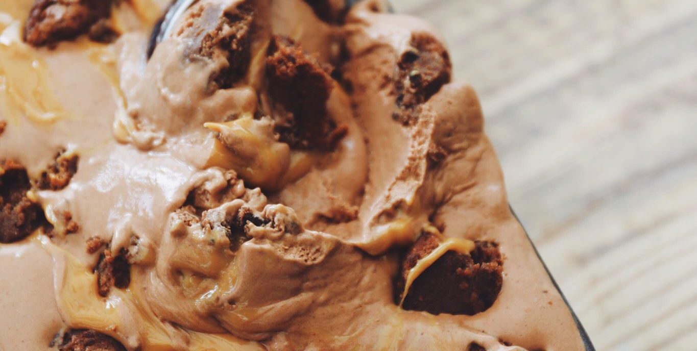 Chokoladeis med browniestykker og karamelsauce