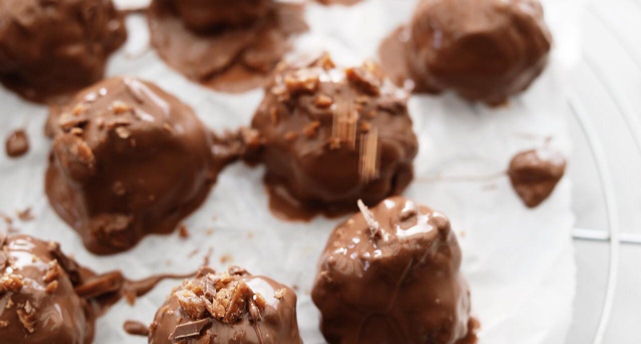 Chokoladekagekugler med karamel, mælkechokolade og Daim