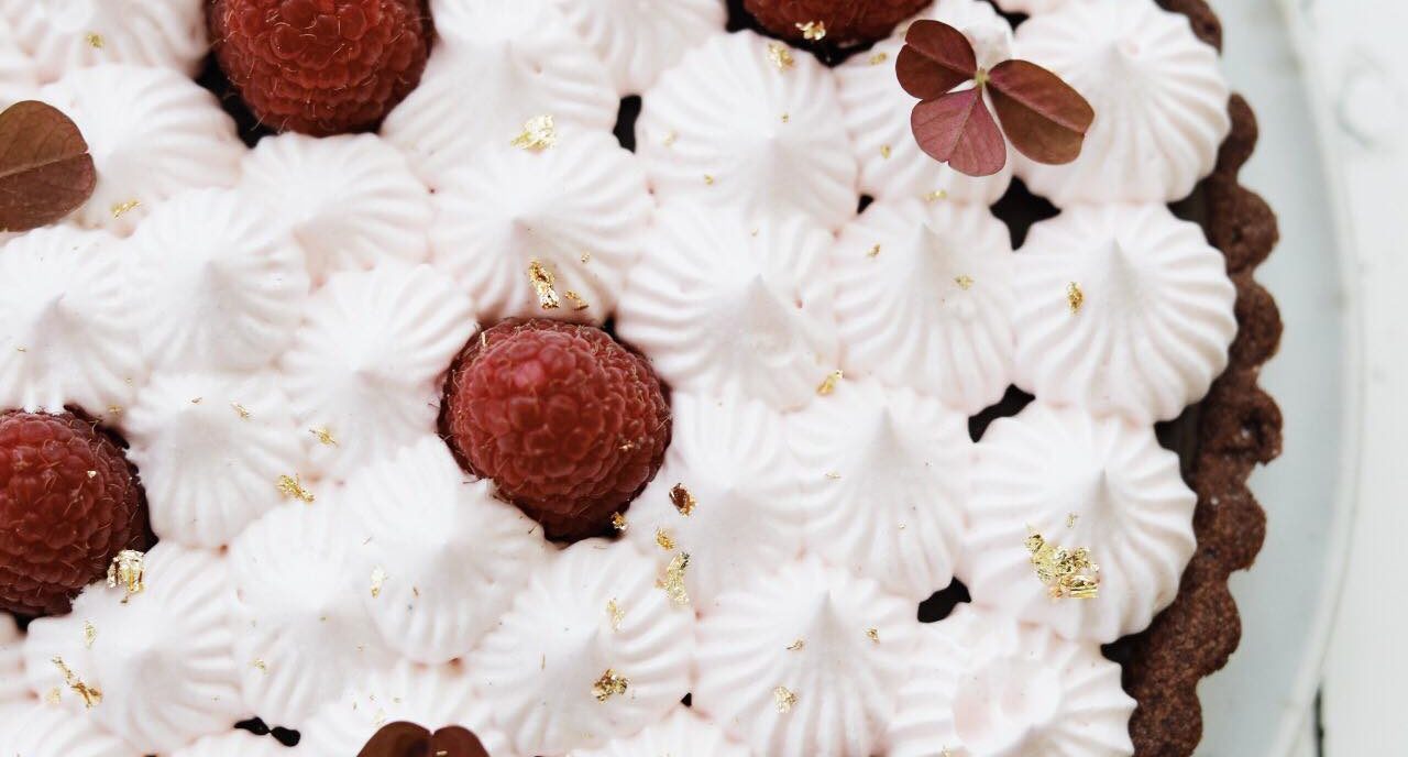 Chokoladetærte med nutellaganache, marengs og hindbær