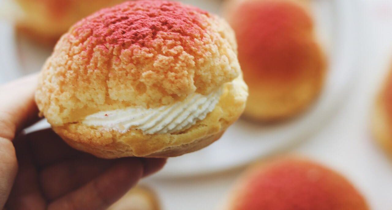 Choux au craquelin med hindbærsyltetøj og flødeskum