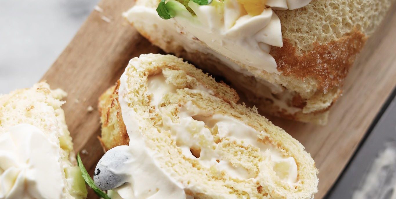 Citronroulade med hvid chokoladecreme og ananas