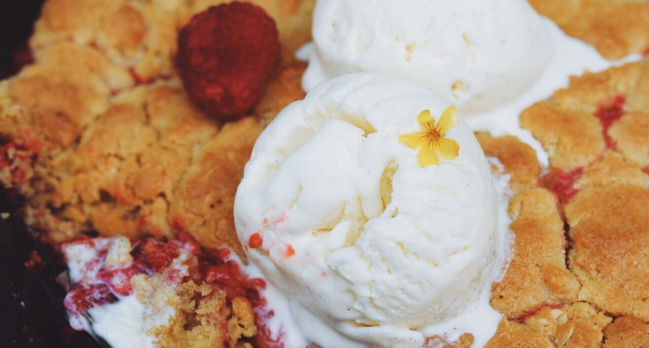 Cookie crumble med hindbær og jordbær