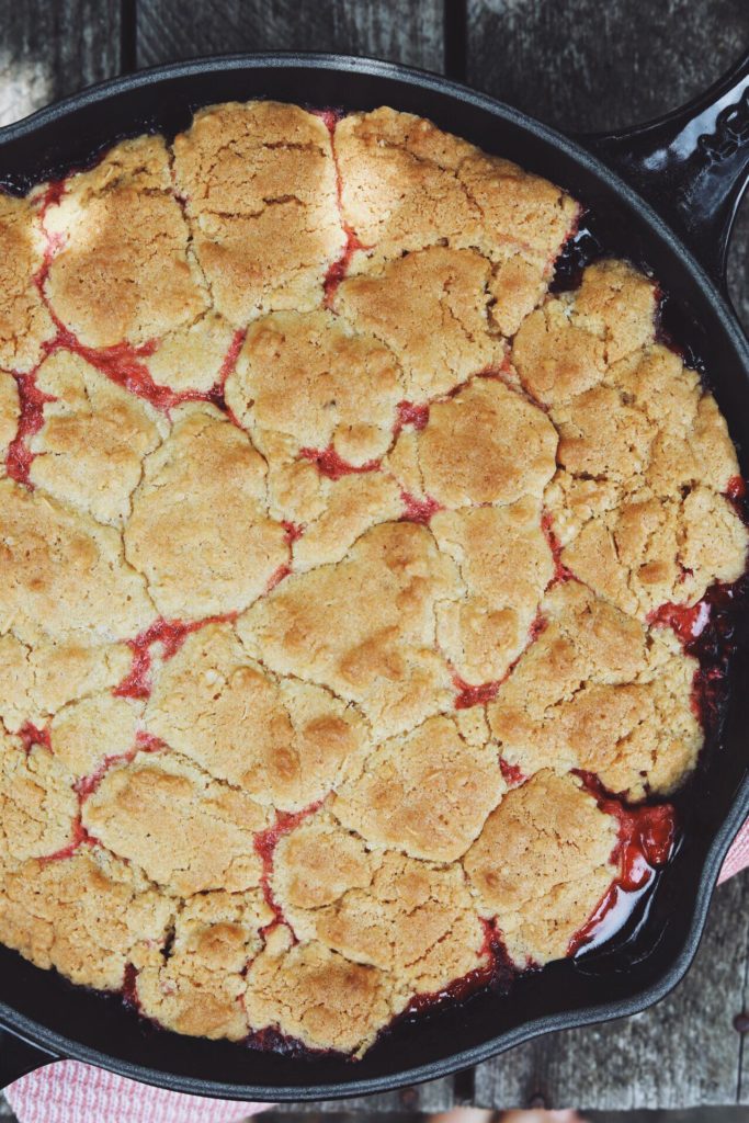 Cookie crumble med hindbær og jordbær