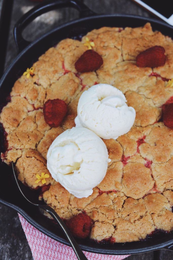 Cookie crumble med hindbær og jordbær